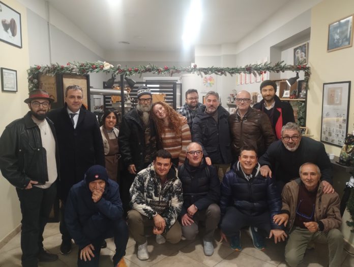 L’irrefrenabile zio Gianni compie 82 anni, gli auguri degli amici del caffè