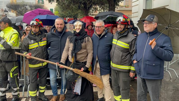 Termoli: il maltempo non ferma la discesa della befana in piazza Monumento