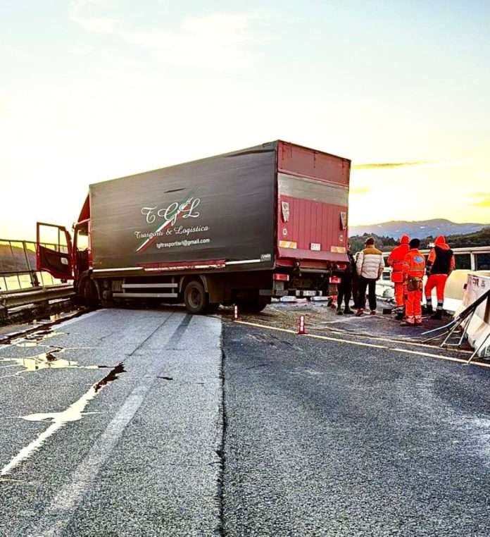Bifernina: tir contro guardrail. Traffico bloccato