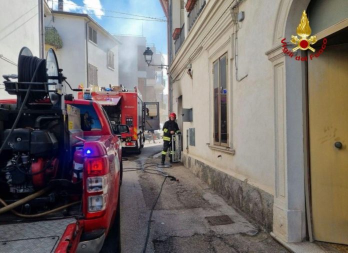 Paura a Campomarino, incendio domato dai pompieri: proprietario in salvo