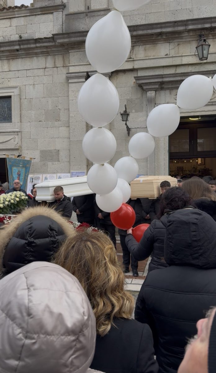 A Pietracatella lo straziante addio a Sara e Antonella