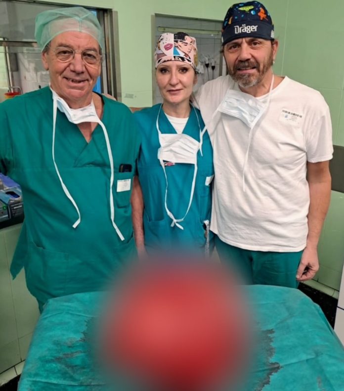Intervento record al Cardarelli: rimossa una massa tumorale da 15 chili