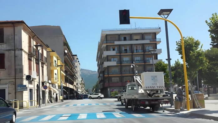 Isernia, furto in un negozio: migrante scappa, proprietario accerchiato