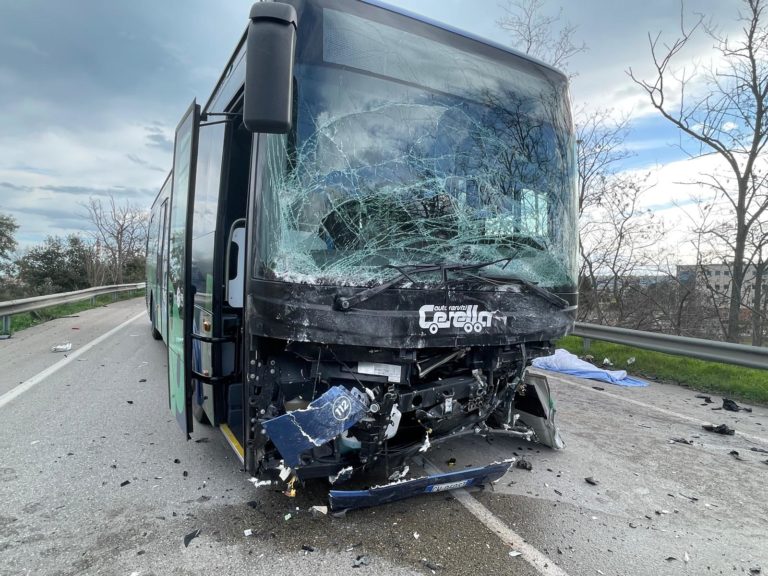 Tragico scontro tra auto e bus a San Salvo, muore ragazzo di 21 anni ...