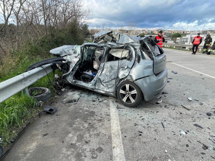Tragico scontro tra auto e bus a San Salvo, muore ragazzo di 21 anni