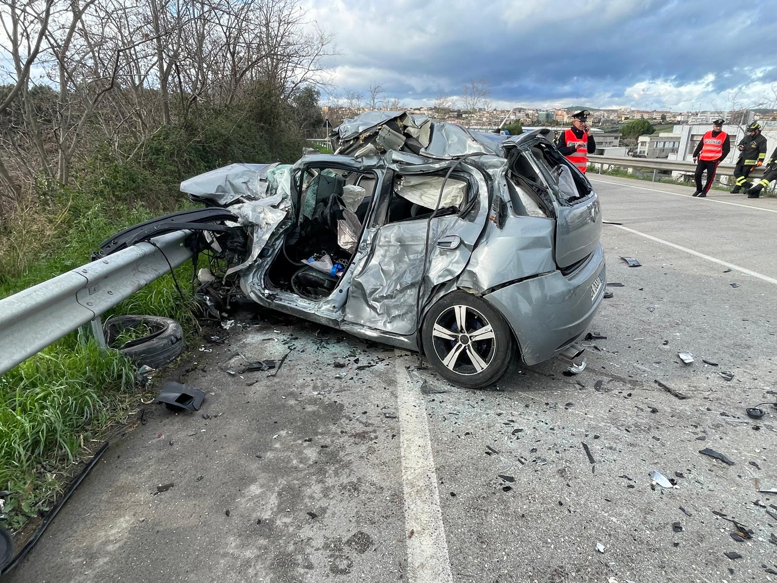 Tragico scontro tra auto e bus a San Salvo, muore ragazzo di 21 anni ...