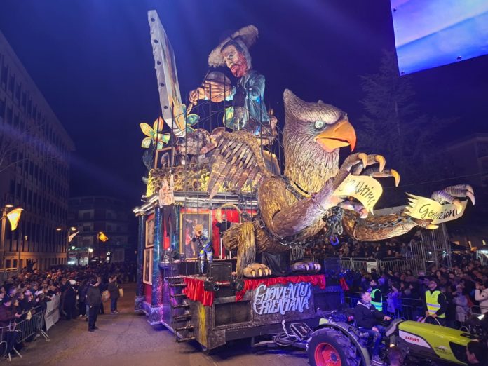 I carri allegorici infiammano Larino: tripudio di musica e colori