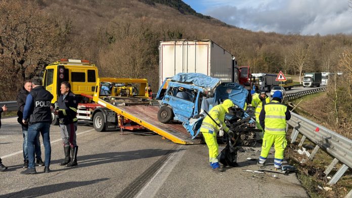 Scontro frontale sulla Statale 17: muore una ragazza