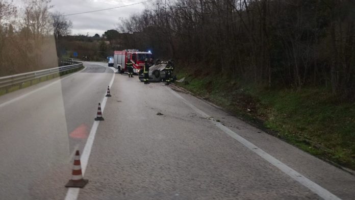Auto con nonno e nipote si ribalta al bivio di Campodipietra