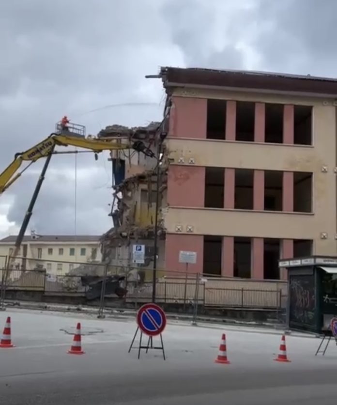 Scuola D’Ovidio addio, conclusa la demolizione dell’edificio