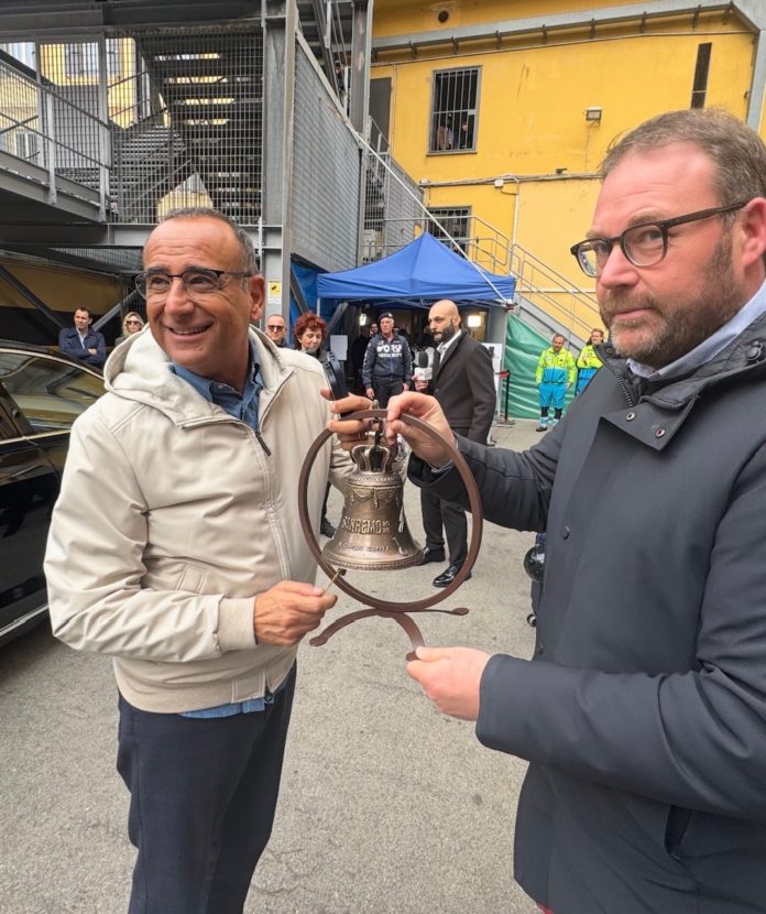 Sanremo, consegnata la campana del Molise a Carlo Conti