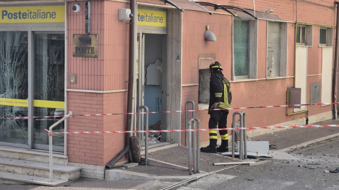 Due esplosioni nella notte a Montenero: sventrato Postamat