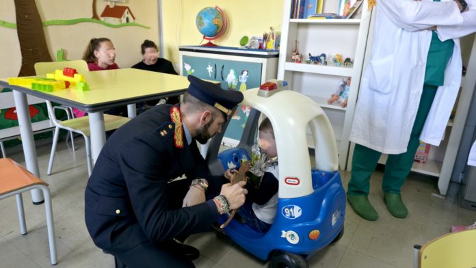 Pediatria del San Timoteo, la polizia di Montenero regala uova ai bambini