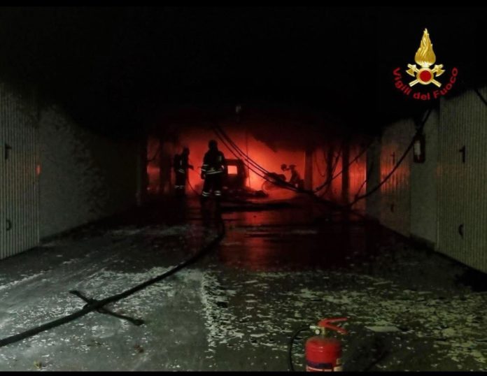 Termoli: incendio in un garage. Lunghe operazioni di spegnimento