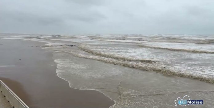 Maltempo: Collegamenti interrotti con le Tremiti e fino a -2°C all’interno