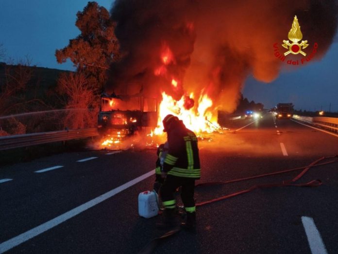 A14, tir in fiamme in territorio di Petacciato: tratto riaperto
