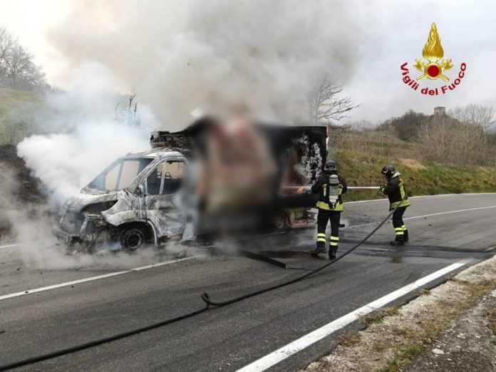 Autocarro in fiamme sulla Provinciale per Baranello, illeso l’autista