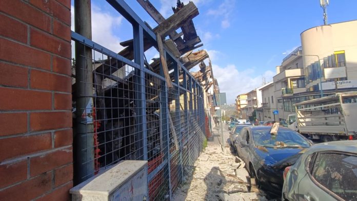 Vento forte a Campobasso, crolla rudere in centro e vola copertura palestra