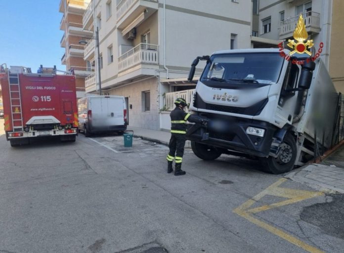 Camion della nettezza urbana sprofonda nel terreno a Termoli