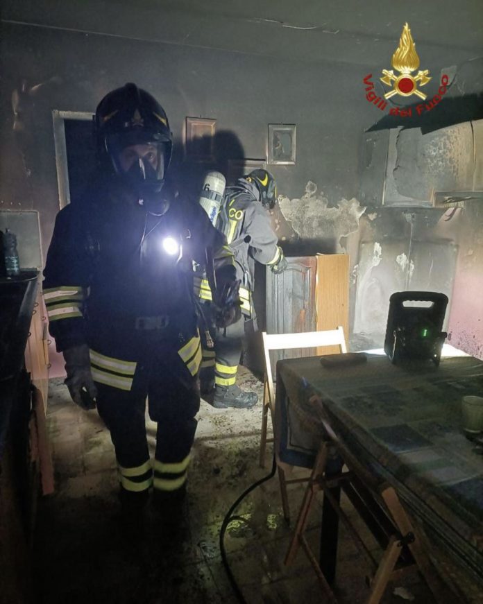 Abitazione in fiamme a Gildone, i Vigili del fuoco domano l’incendio