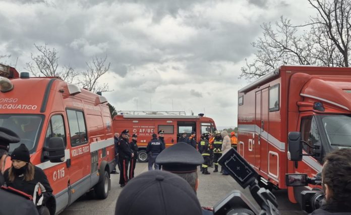 Ponte crollato, ricerche dell’uomo disperso: trovata la targa dell’auto