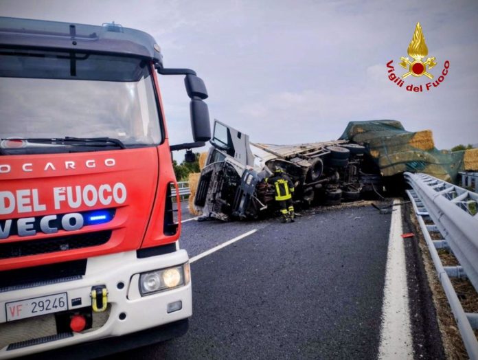 Camion con balle di paglia si ribalta in A14, ferito il conducente
