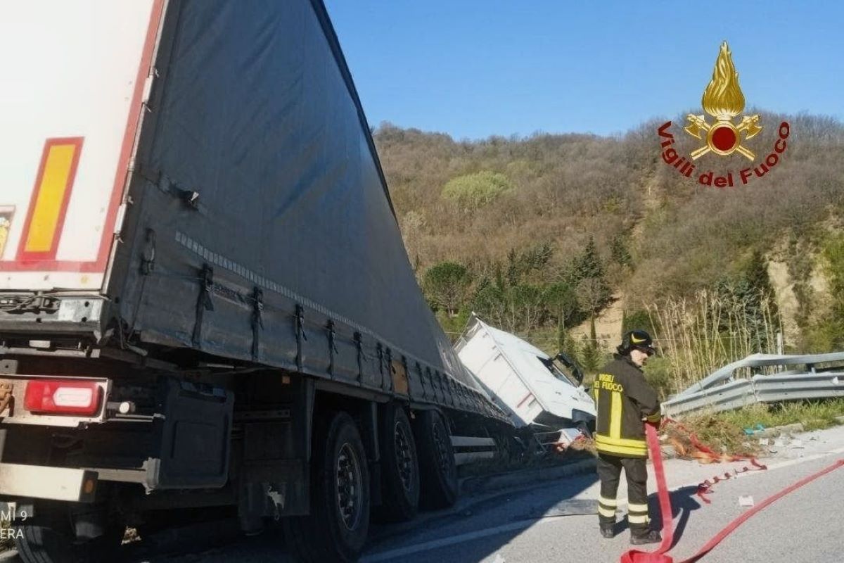 Incidente su Ingotte tra camion e auto, ferita una donna - Il giornale ...