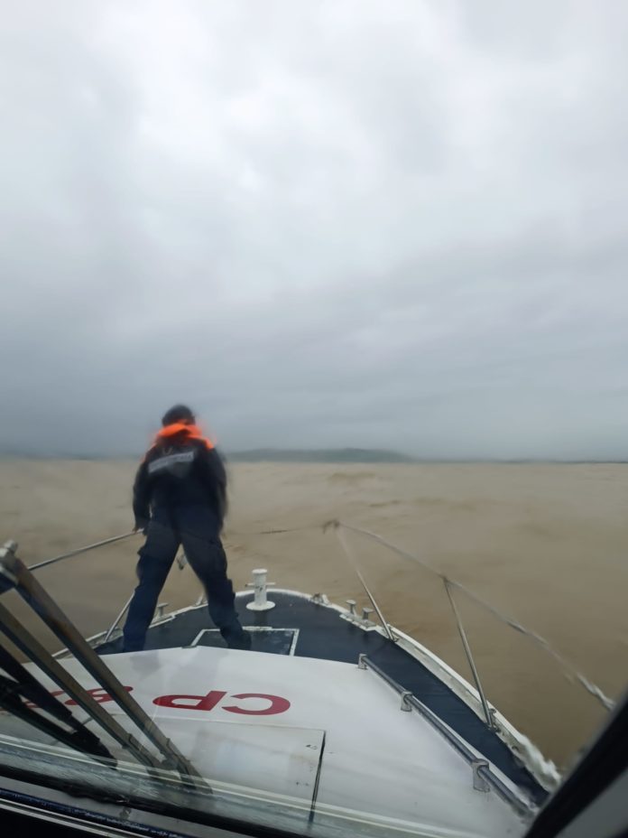 Guardia Costiera al lavoro nei pressi della foce del fiume Trigno