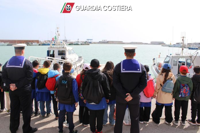 Termoli: lezioni della Guardia Costiera a 250 studenti