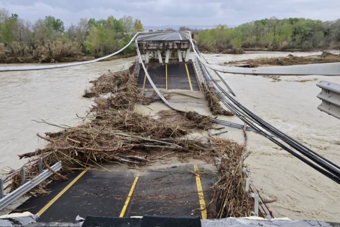 Ponte crollato, parla la moglie dell’uomo disperso: “Temo il peggio”