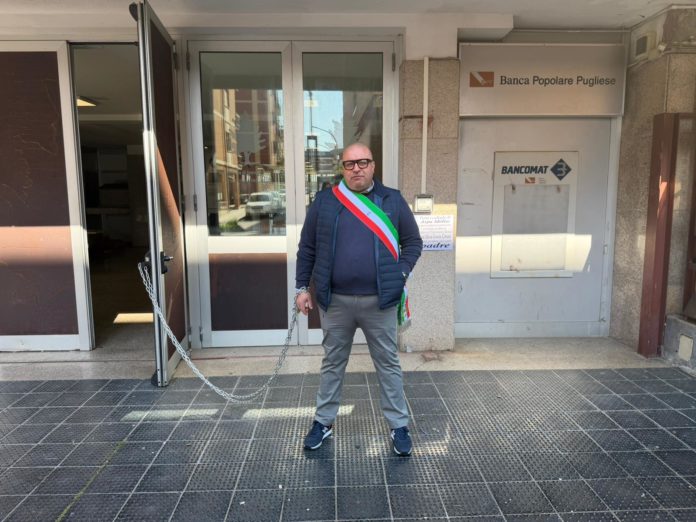 Pescolanciano, il sindaco Manolo Sacco si incatena davanti agli uffici di Grim