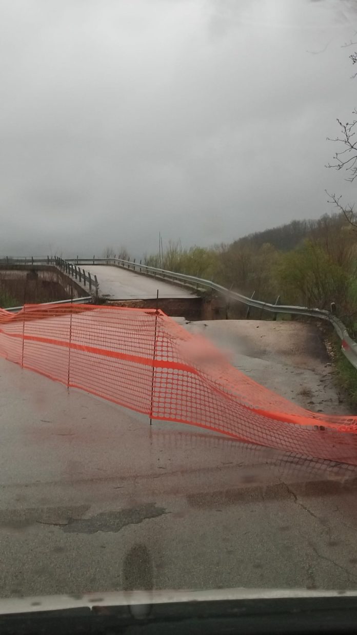Maltempo, crolla ponte tra Fossaltina e Sant’Angelo Limosano