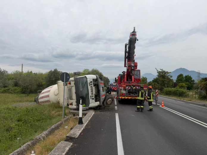 Roccaravindola, scontro tra auto e camion-cisterna: un ferito in codice rosso