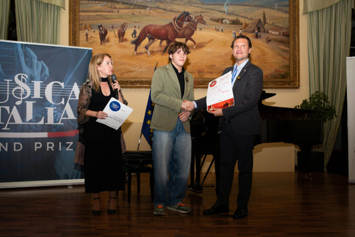 Concorsi musicali, trionfa il giovane pianista frosolonese Edgar Giordano