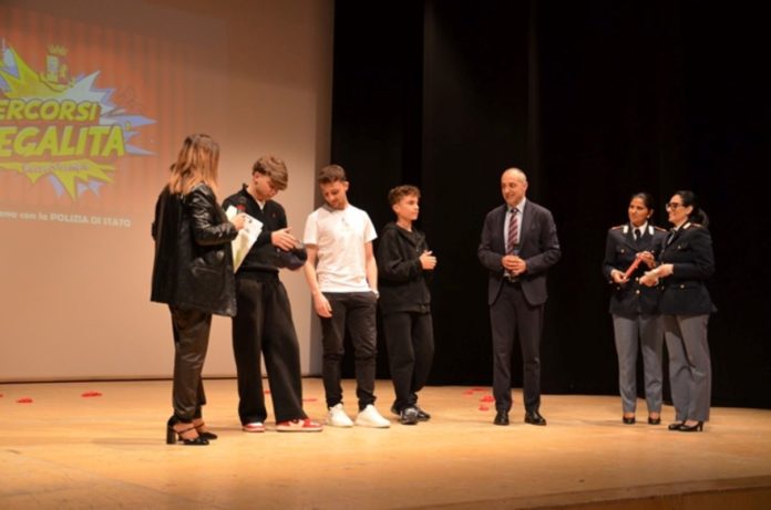 Percorsi di legalità, la Polizia incontra gli studenti al Savoia