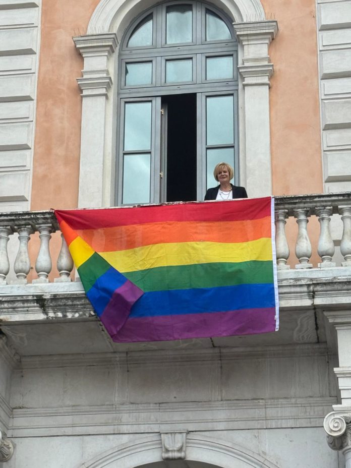 Giornata contro omotransfobia: Comuna Campobasso espone bandiera arcobaleno