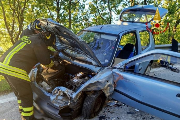 Frontale a Gildone, ferito estratto dalle lamiere dai Vigili del fuoco