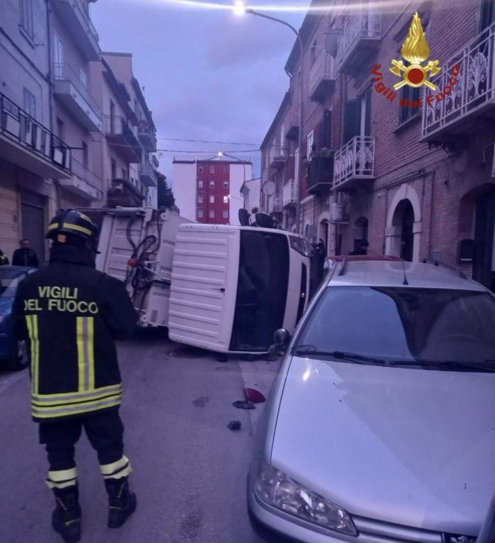 Camion si ribalta e danneggia 9 auto, incidente nella notte a Campobasso