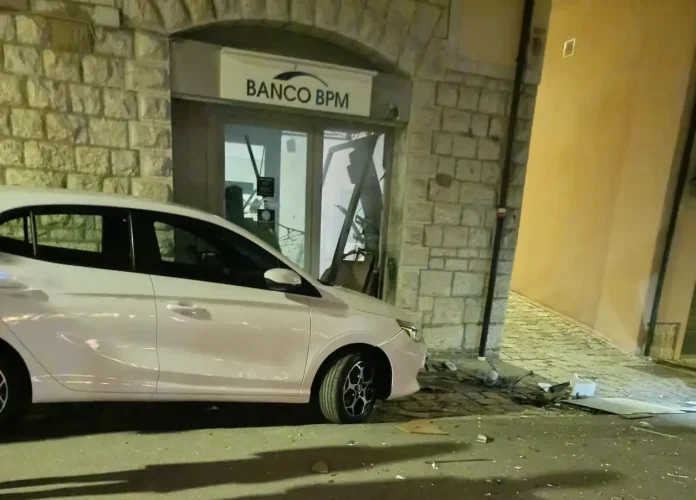 Terrore a Riccia, esplode un bancomat. Malviventi in fuga col bottino
