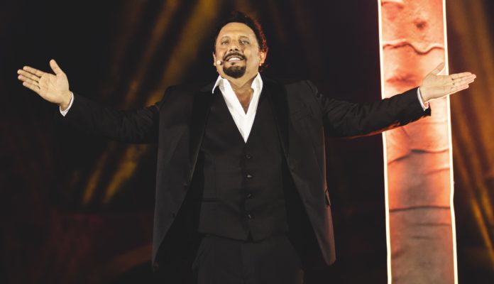 Enrico Brignano domenica a Campobasso con il suo show “Bello di Mamma!”