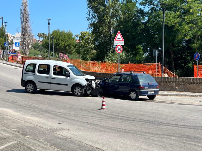 Paura a Termoli, scontro tra auto e furgone a Rio Vivo