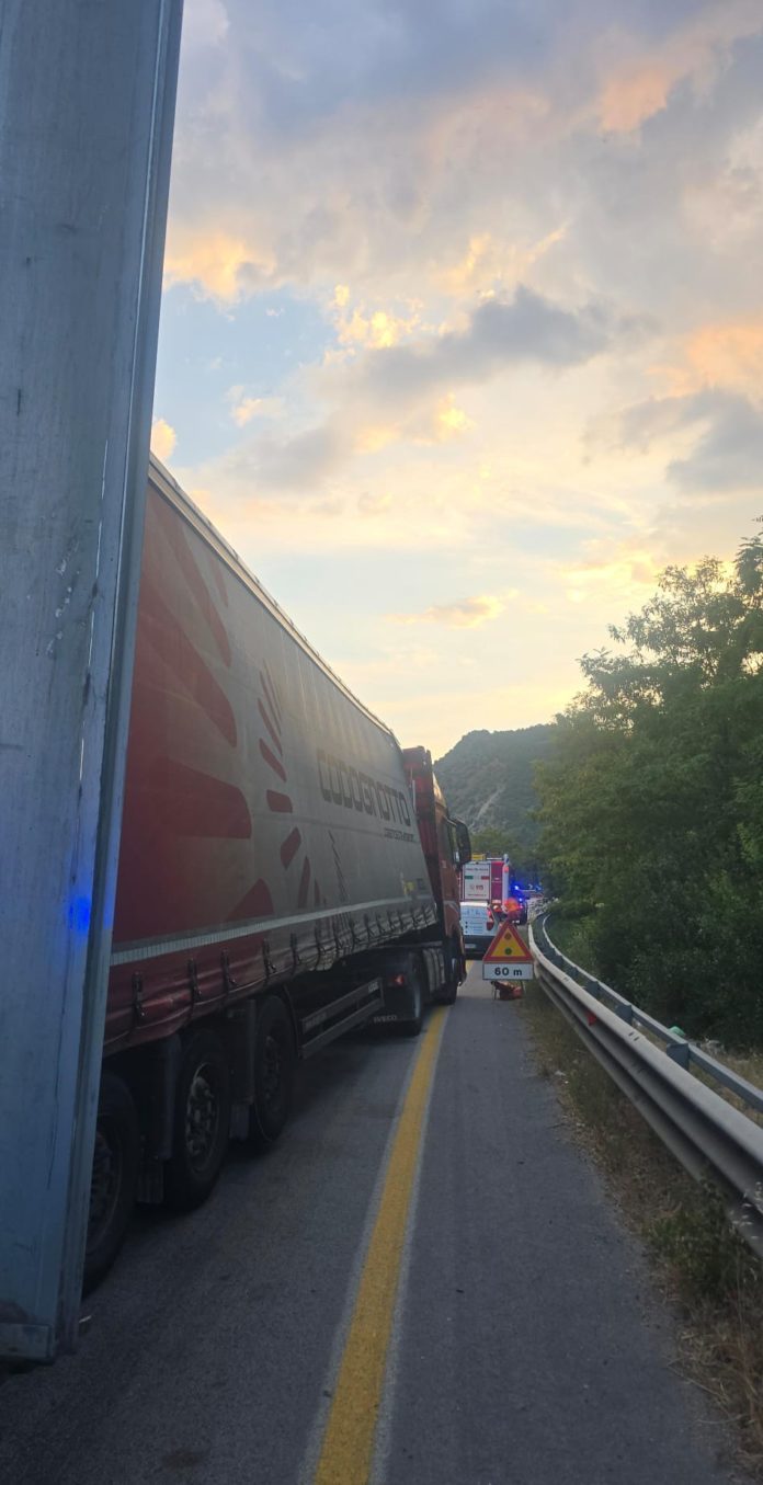 Incidente sulla Trignina, un Tir danneggiato dal suo stesso carico