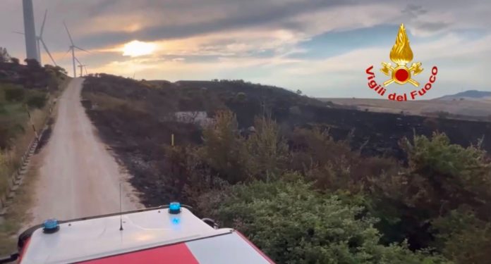 Incendio nelle campagne di Lupara, necessario mezzo aereo Vigili del Fuoco