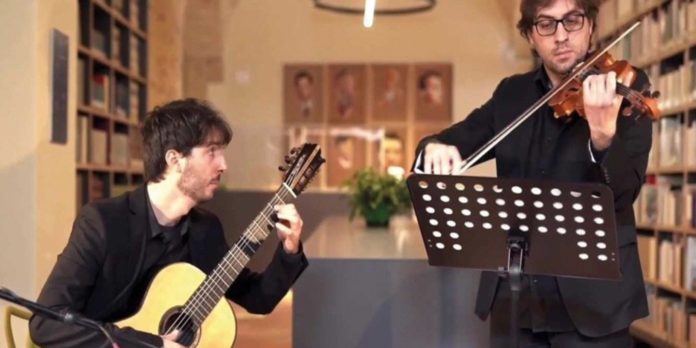 Quattro secoli di musica: IL “SolaEssenza Duo”, domenica, a Villa De Capoa