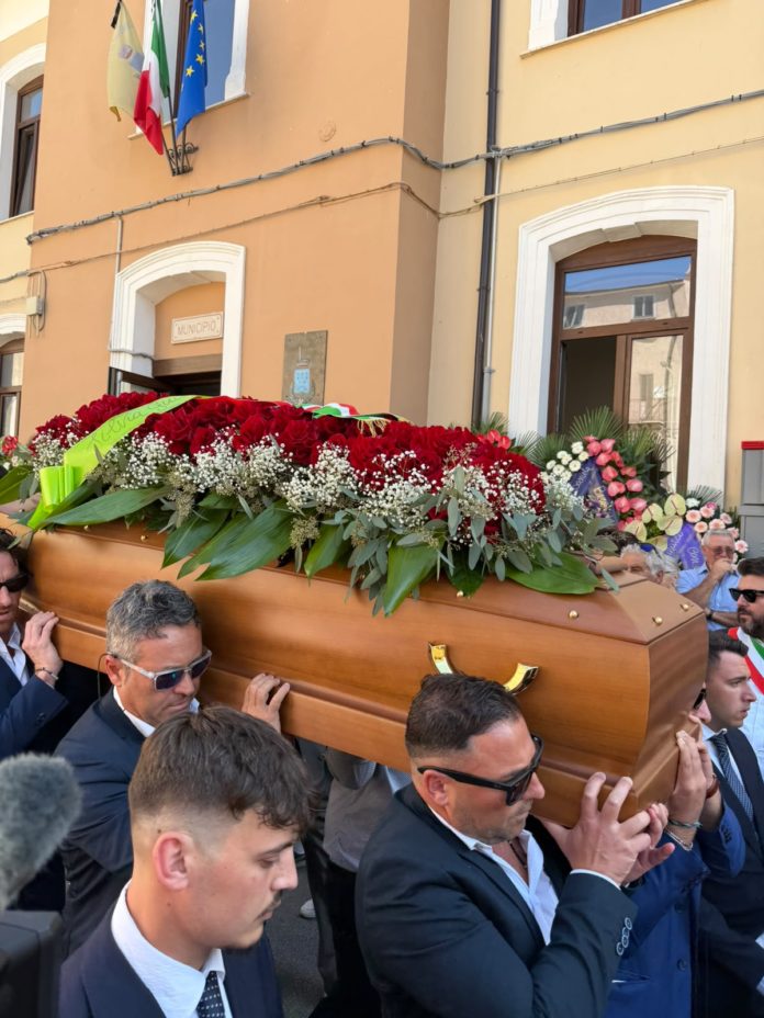 Longano si stringe nel cordoglio per l’addio al sindaco Cristian Sellecchia