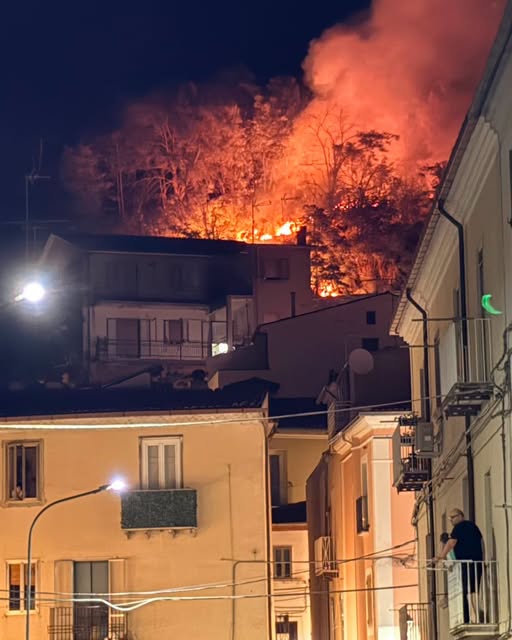 Fiamme sulla collina Monforte, notte di paura a Campobasso