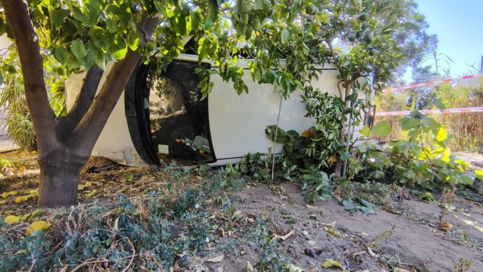 Paura nella notte, auto finisce nel giardino di una casa a Rio Vivo