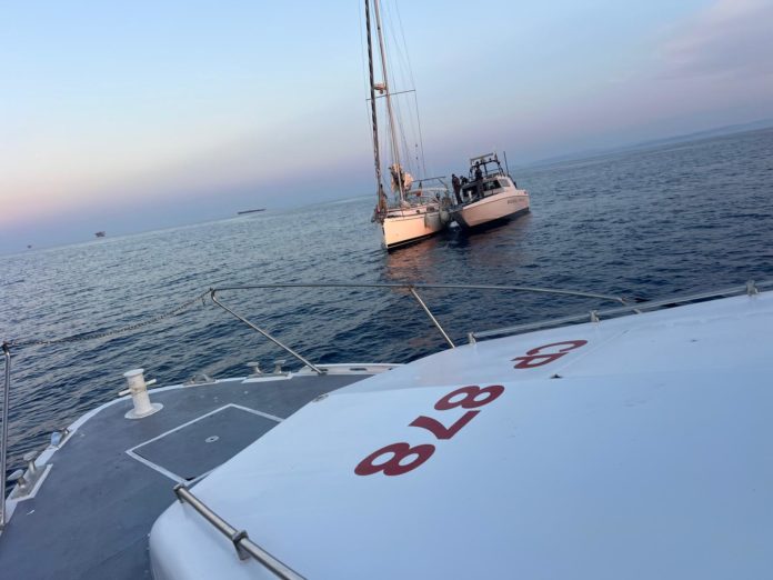 Barca a vela in difficoltà al largo di Termoli, soccorsi in azione
