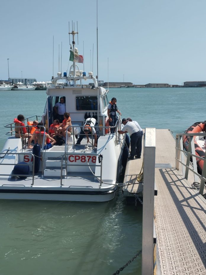 Termoli: recuperate 6 persone a un miglio dalla costa