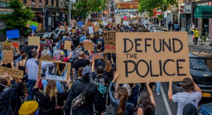 Il woke, la classe e l’istinto di punire